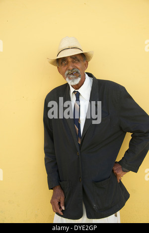 Mann Rauchen Zigarre Trinidad Provinz Sancti Spiritus-Kuba Stockfoto