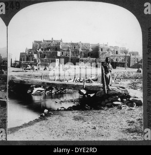 Native American stehen auf der Brücke in der Nähe von Adobe Dorf, Taos, New Mexico, USA, um 1900 Stockfoto