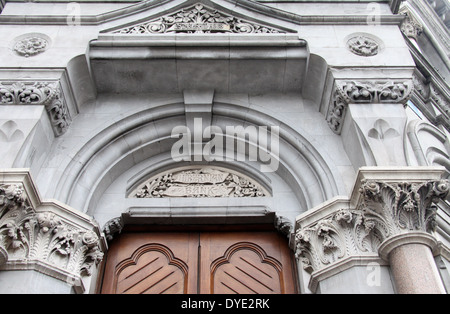 Hibernian Bank architektonische Detail, das über der Tür des ehemaligen National Irish Bank in Dublin Stockfoto