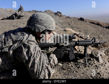 US-Soldaten sorgen für Sicherheit bei 9 Gewinnlinien medizinische Evakuierung Rettung Ausbildung 7. Dezember 2009 in der Provinz Ghazni, Afghanistan. Stockfoto