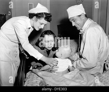 Dorothy Baum, Teresa Wright, Daniel Kolm, Gary Cooper, am Set des Films "Casanova Brown", 1944 Stockfoto