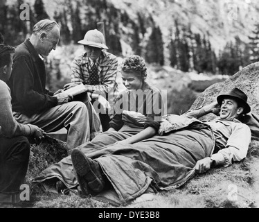 Regisseur Sam Wood, Kameramann Ray Rennahan, Ingrid Bergman, Gary Cooper am Set des Films "für wem die Stunde schlägt", 1943 Stockfoto