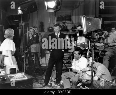 Kathryn Marlowe, Walter Huston, Regisseur William Wyler, Kameramann Rudolph Mate, am Set des Films "Dodsworth", 1936 Stockfoto