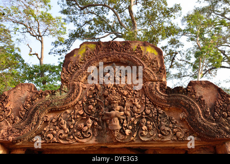 Fassade Eingang zum Banteay Srei gut für die Verwicklung der bas-relief Schnitzereien auf der Wände und Gebäude gefunden bekannt, Angkor Archäologischer Park, Kambodscha Stockfoto