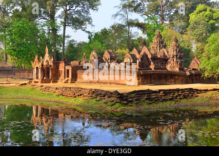 Blick auf den Eingang zur Banteay Srei (Zitadelle der Frau) bekannt für seine Komplexität der Basreliefschnitzereien an den Wänden und den Gebäuden, Kambodscha Stockfoto