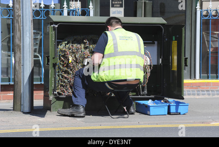 TELEKOM-ARBEITER ARBEITEN ON STREET TELEFON ANSCHLUSSDOSE RE HANDYS TELEFONE BREITBAND KARRIEREN COMMMUNICATIONS BAUHERREN BT UK Stockfoto