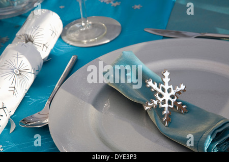 Blau und Silber Weihnachtstisch einrichten Stockfoto
