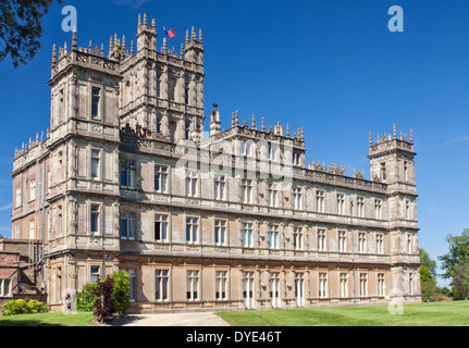 Ein Blick Highclere Castle in Berkshire, England. Berühmt als die Einstellung für die Periode Drama, Downton Abtei gemacht Stockfoto