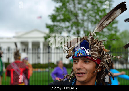 Washington DC, USA. 15. April 2014. Indische native JOHN PARSON TYHO'GENHS mit Mitgliedern der Onodaga Nation verkünden die Einreichung einer Petition gegen die Vereinigten Staaten mit der Interamerikanischen Kommission für Menschenrechte vor dem weißen Haus. Bildnachweis: ZUMA Press, Inc./Alamy Live-Nachrichten Stockfoto