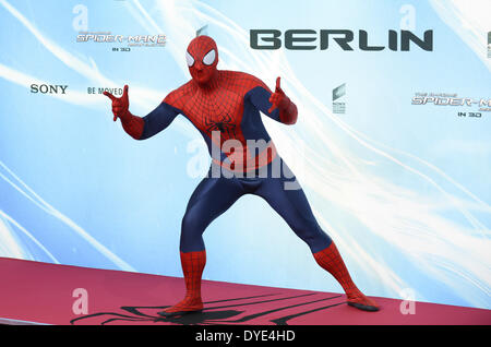 BERLIN, Deutschland, 15. April 2014. Spider-Man besucht die "The Amazing Spider-Man 2"-Premiere im Sony Center, Potsdamer Platz am 15. April 2014 in Berlin, Deutschland. Bildnachweis: Janne Tervonen/Alamy Live-Nachrichten Stockfoto