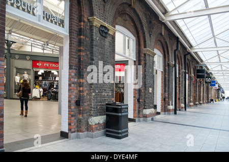 Ein Shopper-Läden an die konvertierten Schiene funktioniert, jetzt McArthur Glenn Designer-Outlet-Village in Swindon, Wiltshire Stockfoto