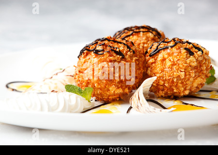 Köstliches Dessert mit gebratene Eiscreme Stockfoto