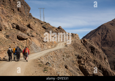 Trekker beginnen ihre Wanderung im Atlas-Gebirge Stockfoto