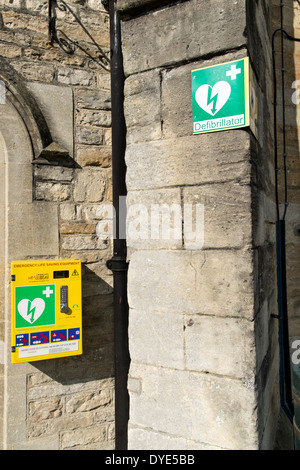 Public Access Defibrillator montiert an einer Wand in Malmesbury, Wiltshire, UK Stockfoto