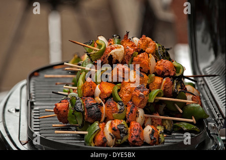 Ein Stapel von Kabobs auf einem Grill warten nur für hungrige Gäste zu genießen. Sie waren für den Verkauf bei einem Festival in Ms. Stockfoto