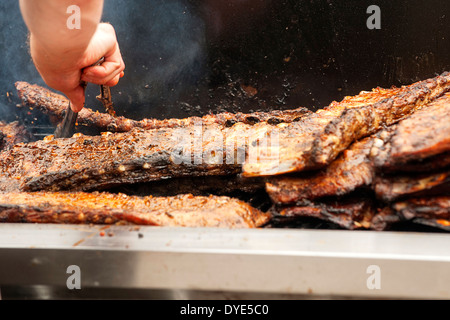 Eine Platte aus Rippen wird auf dem Grill während der Baumwolle Bezirk Festival in Starkville, Ms aktiviert. Stockfoto
