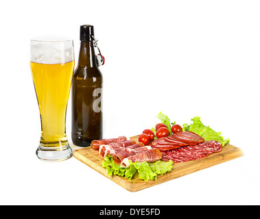 Lagar Bier und Mix aus verschiedenen Fleisch-Snack auf weiß Stockfoto