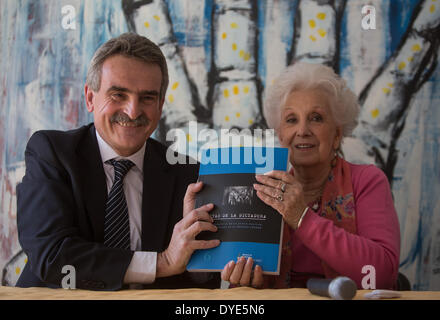 Buenos Aires, Argentinien. 15. April 2014. Verteidigungsminister von Argentinien Agustin Rossi (L) Geschenke, Estela de Carlotto, Präsident der nichtstaatlichen Organisation Großmütter der Plaza de Mayo, eine Kopie der gedruckten Ausgabe von 280 Datensätze aus der letzten Militärdiktatur Zeit in Buenos Aires, der Hauptstadt von Argentinien, am 15. April 2014. © Martin Zabala/Xinhua/Alamy Live-Nachrichten Stockfoto