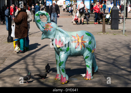 Bunt bemalte Elefanten auf der Newport Street, Bolton, Greater Manchester, England, UK Stockfoto