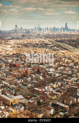 Luftaufnahme von den Vororten und der Stadt von Chicago, Illinois Vereinigte Staaten, aufgenommen aus einem Hubschrauber Stockfoto