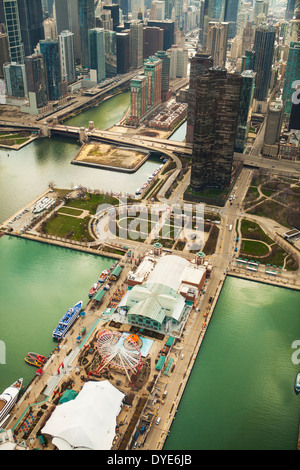 Luftaufnahme der Stadt Chicago und Navy Pier, Illinois Vereinigte Staaten, aufgenommen aus einem Hubschrauber Stockfoto