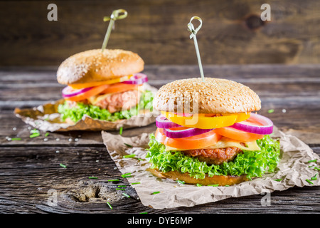 Zwei hausgemachte Hamburger mit frischem Gemüse Stockfoto