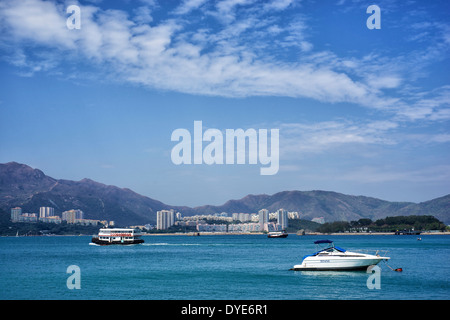 Hong Kong Discovery Bay betrachtet von Peng Chau Stockfoto