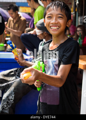 Thai Boy feiern Songkran in Thailand. Stockfoto