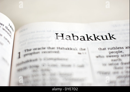 Buch Habakuk in der Bibel Stockfoto