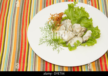 Frische Austern Dekoration auf Teller Stockfoto