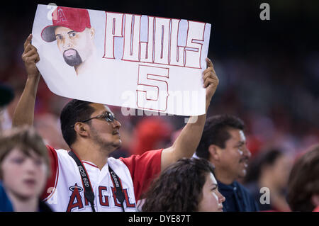 Anaheim, CA, USA. 15. April 2014. 15. April 2014 - Anaheim, CA, Vereinigte Staaten von Amerika - A Fan hält seine Los Angeles Angels erster Basisspieler Albert Pujols (5) Zeichen während der MLB Spiel zwischen Oakland Athletics und Los Angeles Angels Engel Stadium in Anaheim, CA. Credit: Csm/Alamy Live-Nachrichten Stockfoto