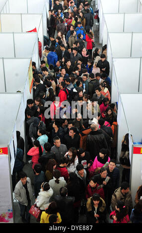 Yinchuan. 22. Februar 2014. In dieser Datei Foto aufgenommen am 22. Februar 2014 besuchen Arbeitssuchenden eine Jobmesse in Yinchuan, der Hauptstadt der autonomen Region Nordwest China Ningxia Hui. Chinas Wirtschaft wuchs 7,4 Prozent gegenüber dem Vorjahr im ersten Quartal des Jahres 2014, das National Bureau of Statistics (NBS) zeigte am Mittwoch. Die NBS sagte, dass vorläufige Daten zeigte, dass die Nation Bruttoinlandsprodukt (BIP) 12,8213 Billionen Yuan (2,08 Billionen US-Dollar) erreicht im ersten Quartal. © Peng Zhaozhi/Xinhua/Alamy Live-Nachrichten Stockfoto