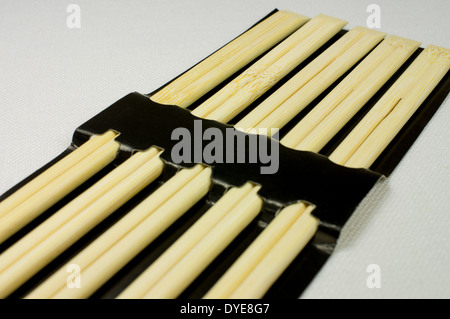 Fünf Paar Essstäbchen in einem schwarzen Gehäuse Stockfoto