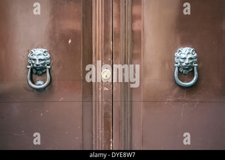 Alte Tür mit Löwe-Kopf-Klopfer Stockfoto