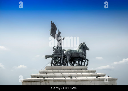 Statue der Göttin Victoria auf einem Monument von Vittorio Emanuele in Rom, Italien Stockfoto