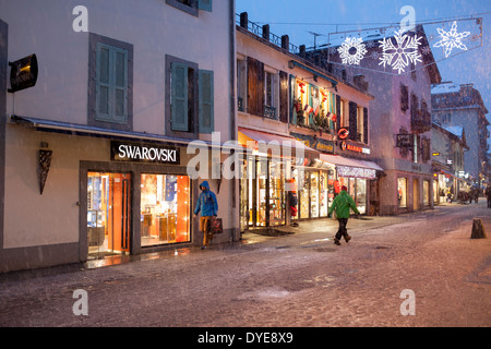 Fußgänger passieren die Swarovski-Retail-Store auf der Rue du Docteur Paccard im Dorf Chamonix Mont-Blanc. Stockfoto