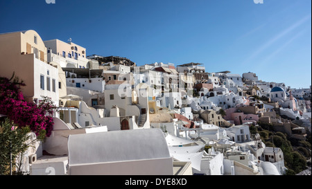 Oia Dorf in Santorin, Griechenland, mit weiß getünchten Gebäuden Stockfoto