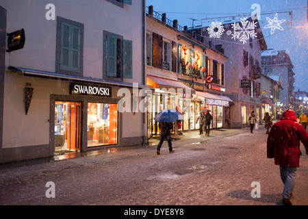 Fußgänger passieren die Swarovski-Retail-Store auf der Rue du Docteur Paccard im Dorf Chamonix Mont-Blanc. Stockfoto