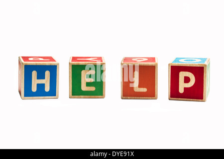 Holzblöcke, in denen das Wort Hilfe auf weißem Hintergrund geschrieben wird. Stockfoto
