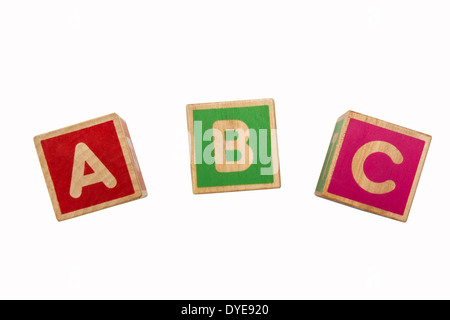 Bunte Holzblöcke mit den Buchstaben A, B, C auf weißem Hintergrund, perfekt für den Unterricht. Stockfoto