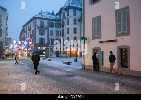 Ein ATM Geldautomaten schematisch bei BNP Paribas Bank auf der Rue du Docteur Paccard im Dorf Chamonix Mont-Blanc. Stockfoto