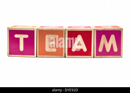 Bunte Buchstabenblöcke, die das Wort Team vor weißem Hintergrund beschreiben. Stockfoto