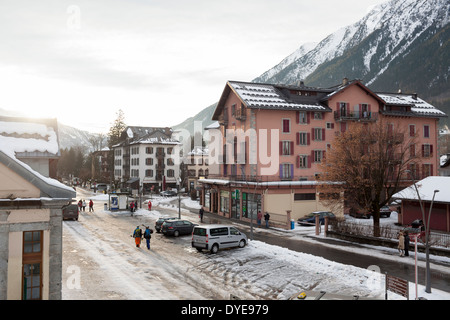 Das Dorf von Chamonix Mont-Blanc, gesehen vom Bahnhof und Busbahnhof entfernt. Stockfoto