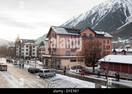 Das Dorf von Chamonix Mont-Blanc, gesehen vom Bahnhof und Busbahnhof entfernt. Stockfoto