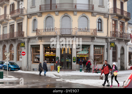 Fußgänger passieren den McDonalds Fastfood Franchise im Dorf Chamonix Mont-Blanc. Stockfoto