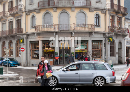 Fußgänger passieren den McDonalds Fastfood Franchise im Dorf Chamonix Mont-Blanc. Stockfoto