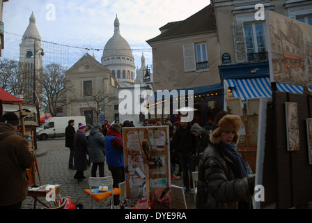 Künstler malen und zeichnen auf ihren Staffeleien Platz du Tertre, Montmartre, Paris, Frankreich. Stockfoto