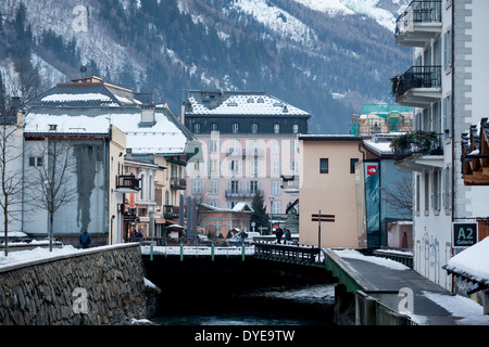 Geschäfte und Restaurants entlang des L'Avre Flusses in Dorf Chamonix Mont-Blanc. Stockfoto