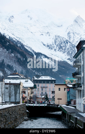 Geschäfte und Restaurants entlang des L'Avre Flusses in Dorf Chamonix Mont-Blanc. Stockfoto