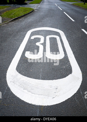 30 km/h Höchstgeschwindigkeit auf Straße UK gemalt Stockfoto